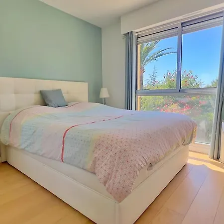 The Flower Garden نيس